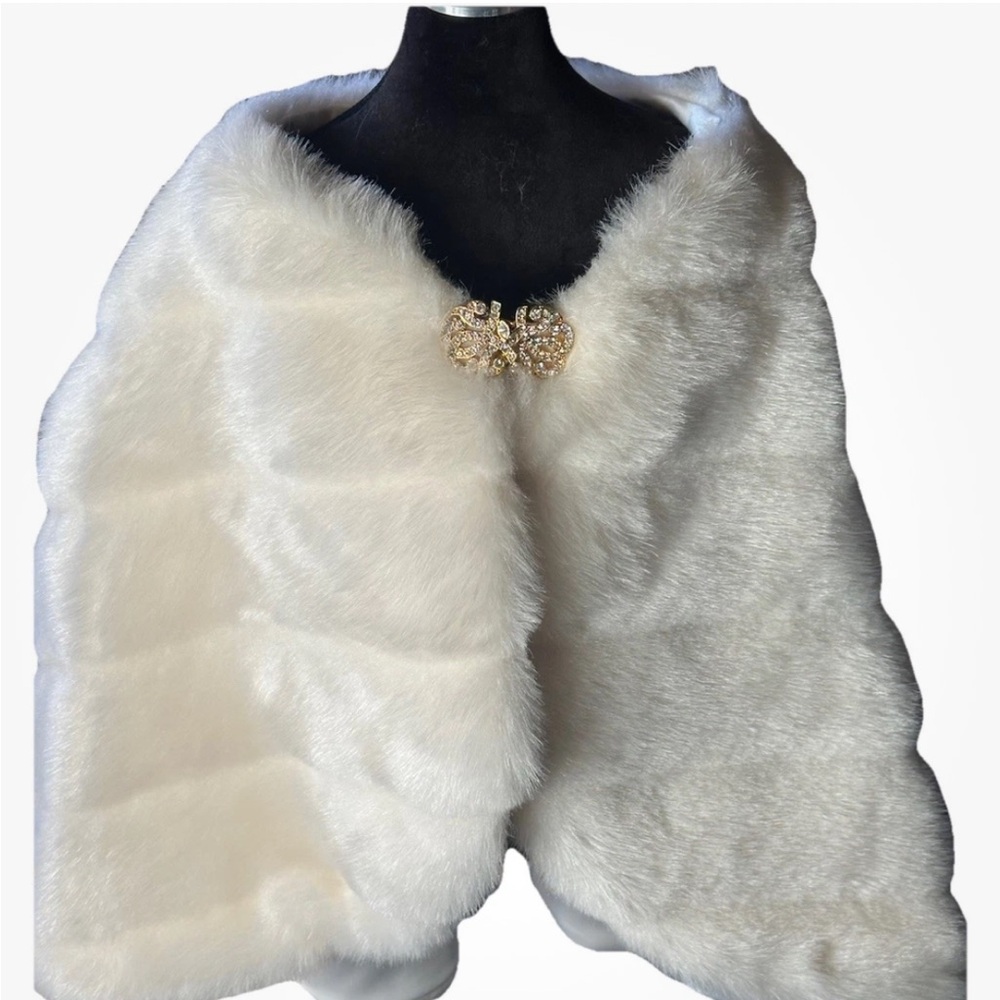 Women's Bridal Holiday Faux Fur Shawl Wrap Fur Stole Cape Fur White Broach Clip